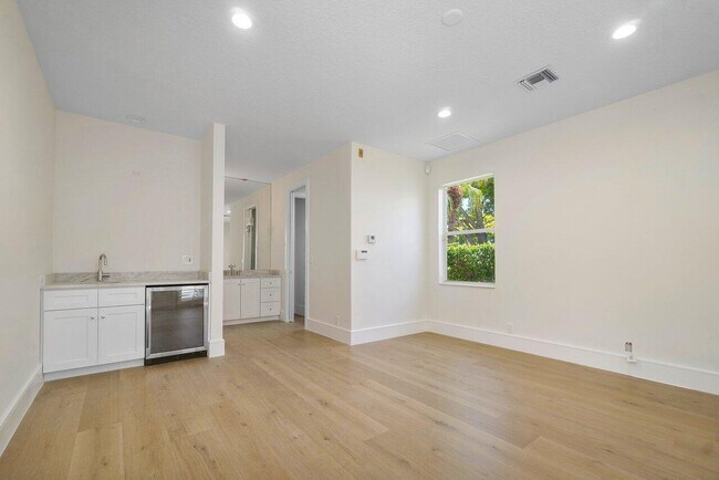 Building Photo - 1128 Crystal Dr