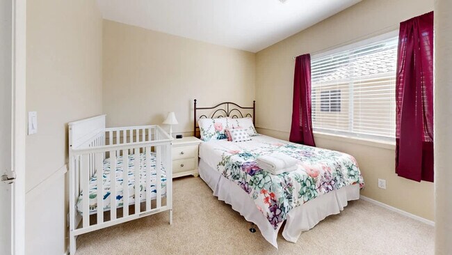 Building Photo - 853 N Blackstone Ct