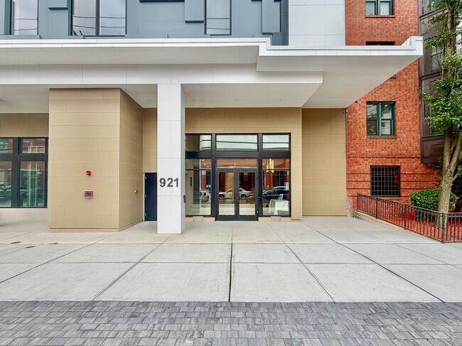 Building Photo - 931 Madison St