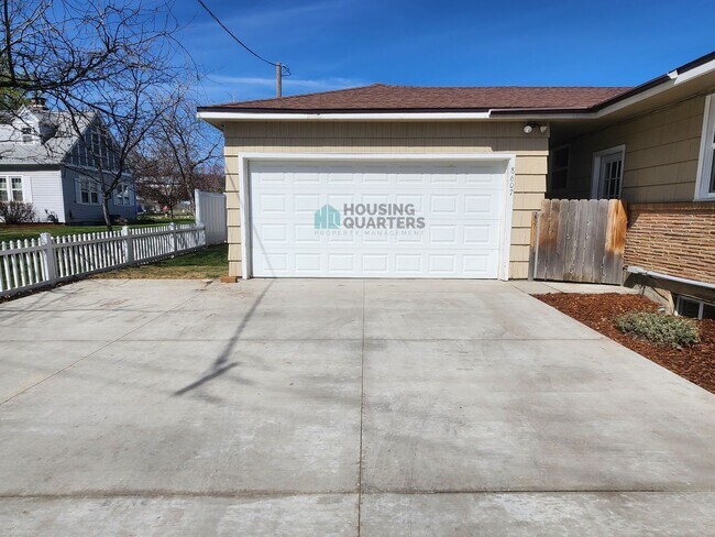 Building Photo - Beautiful single family home just minutes from Argonne and Upriver Drive!