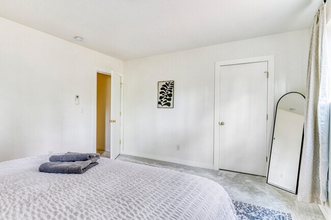 Building Photo - 3201 SW Sherwood Pl