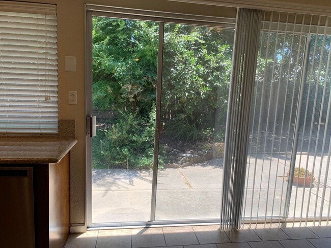 Building Photo - Adorable well maintained 3 bedroom 2 bath ...
