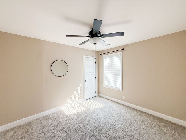 Building Photo - 3 Bedroom 2 Bathroom Home!