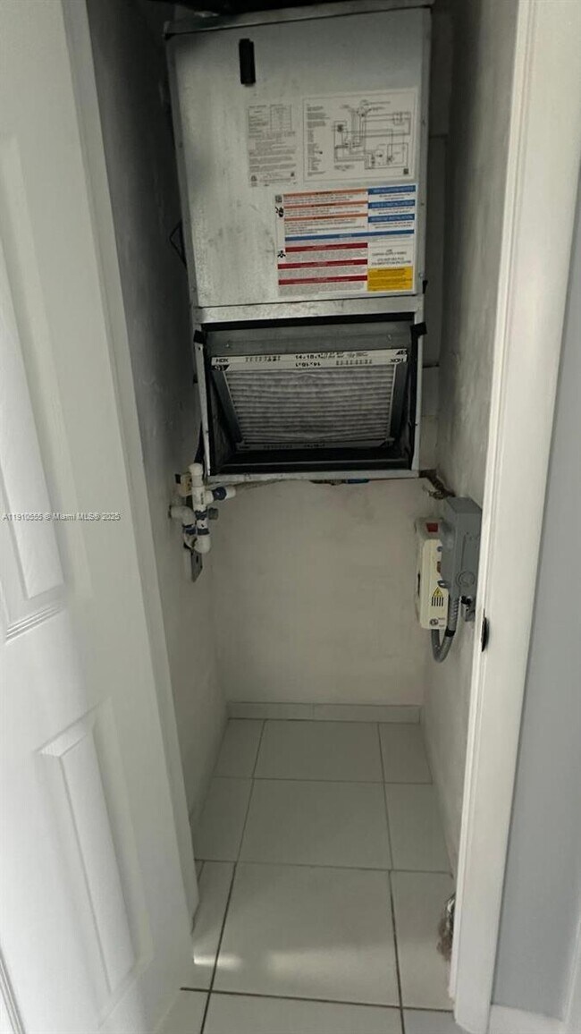 Building Photo - 1701 NE 191st St