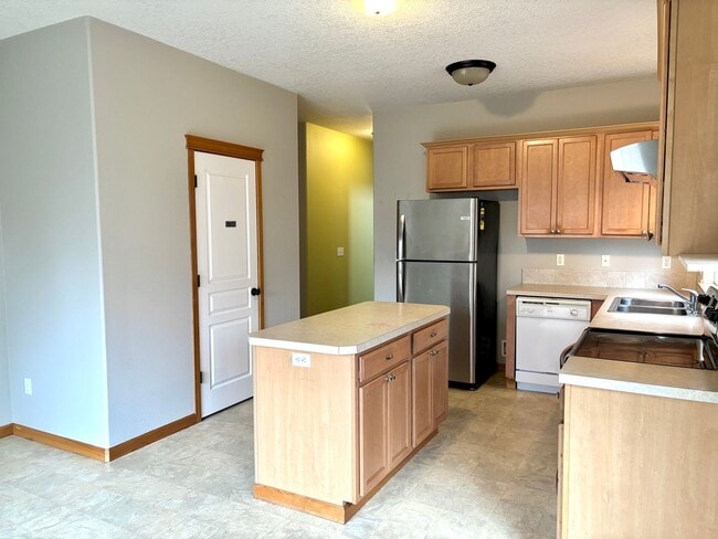 Building Photo - Montavilla 3 bed, 2 1/2 bath house