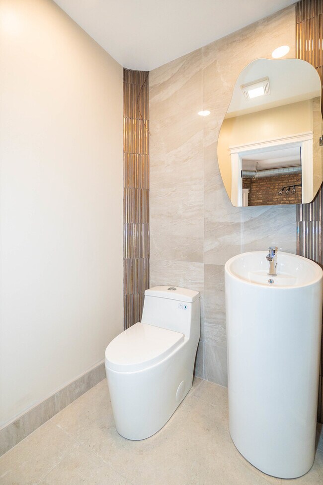 Building Photo - 1032 W Dakin St