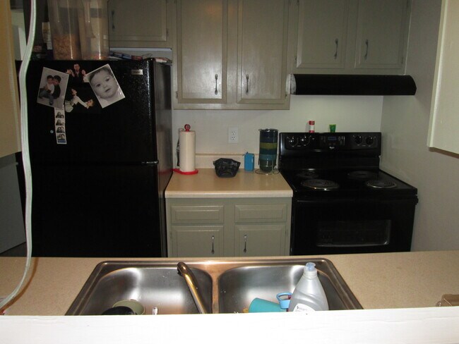 Building Photo - Lovely 3 bedroom, 2.5 bathroom Mechanicsvi...