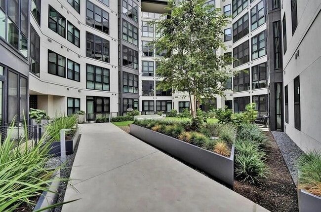 Building Photo - 800 Embassy Dr