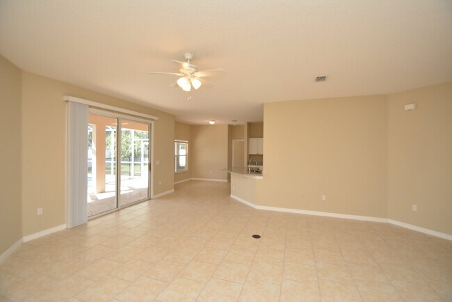 Building Photo - Pool Home with 4 bed, 2 bath located in Se...
