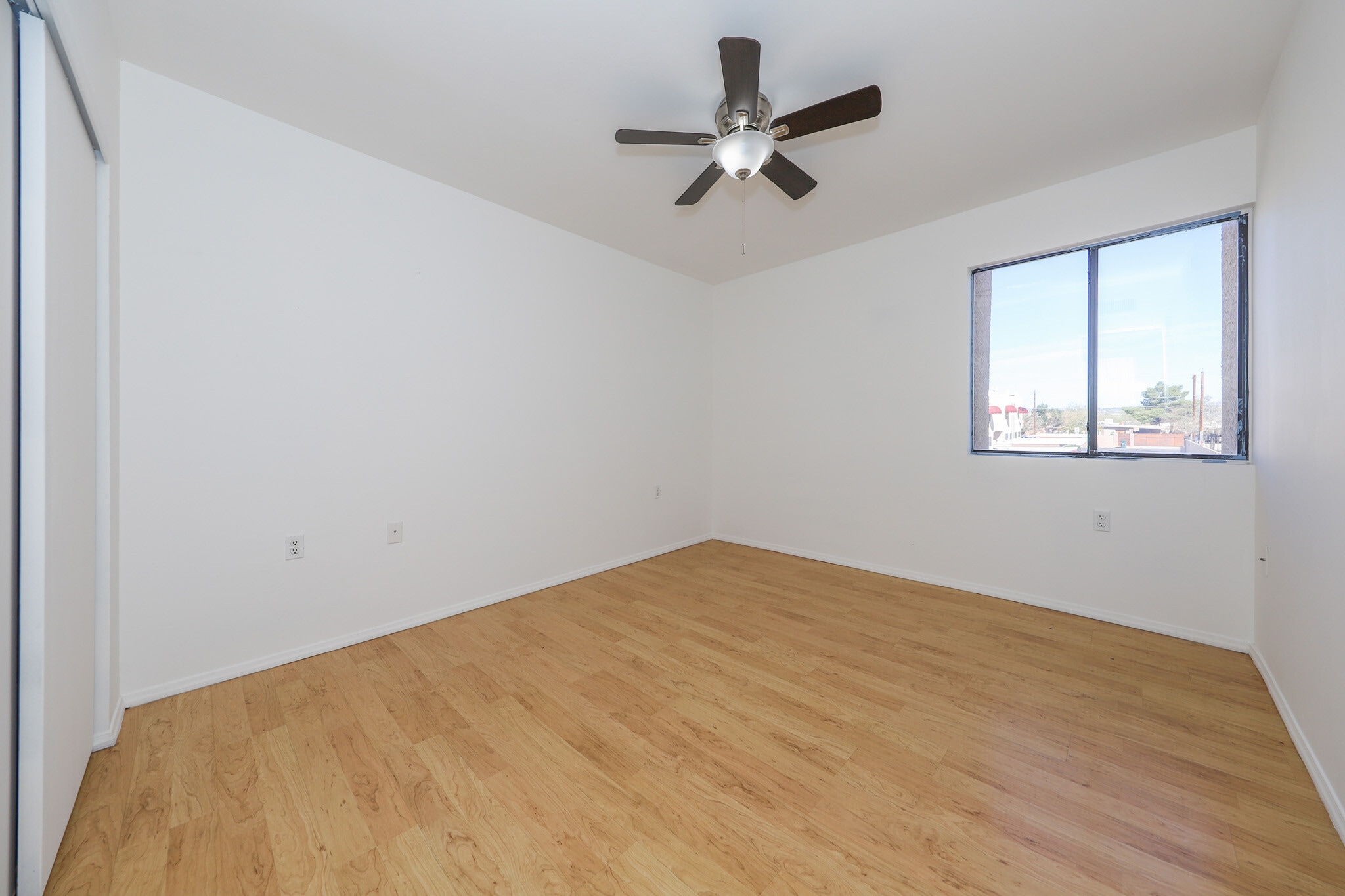 Building Photo - 136 E Pastime Rd