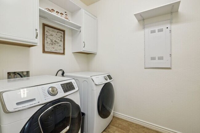 Building Photo - Modern 4-bedroom, 3.5-bathroom single-family home in the heart of North Tempe