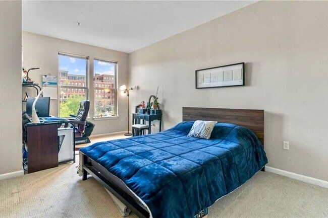 Building Photo - 903 Providence Pl