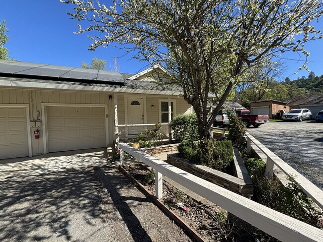Building Photo - Recently remodeled two bedroom home near popular hiking trails and downtown Placerville.