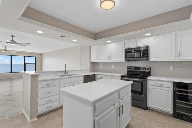 Building Photo - 1750 Jamaica Way