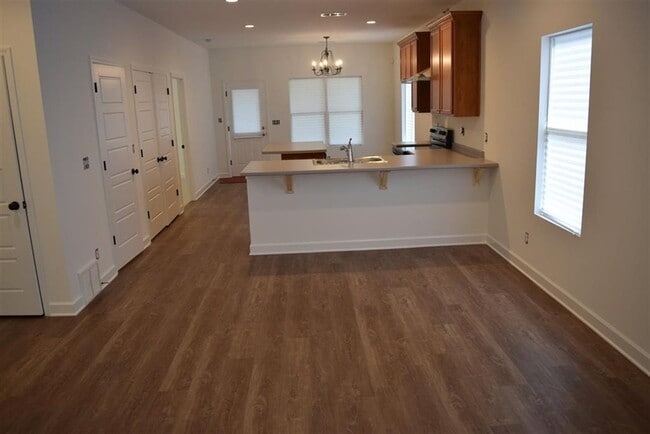 Building Photo - Charming and well-maintained 3 bedroom, 2 ...