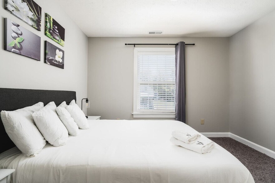 Building Photo - 742 N Sheffield Ave