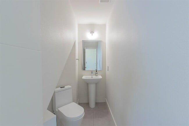 Building Photo - 604 N Bluff Dr