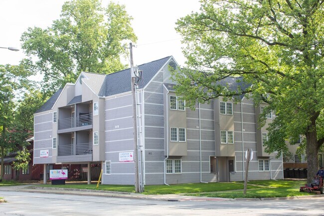 Interior Photo - 812 W Nevada St