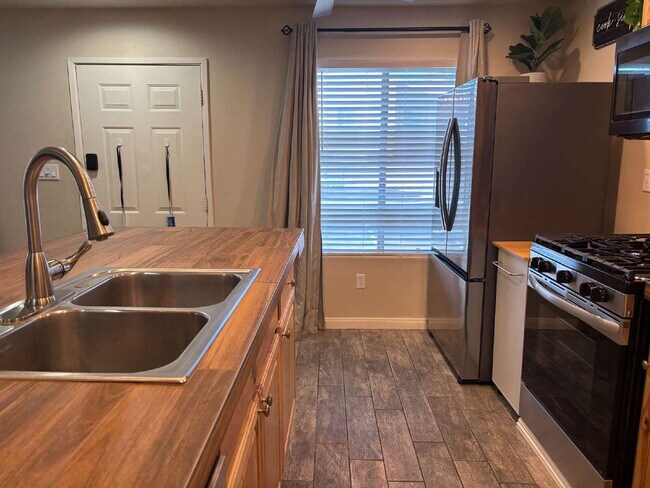 Building Photo - 2 Bedrooms Condo for Rent Available May 19...