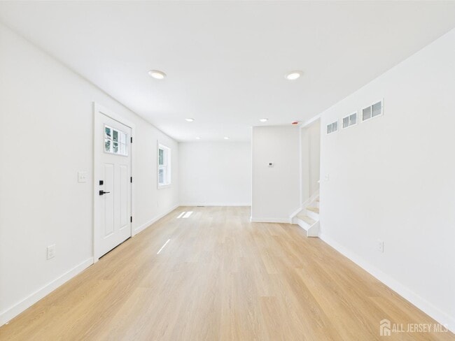 Building Photo - 10 W Railroad Ave