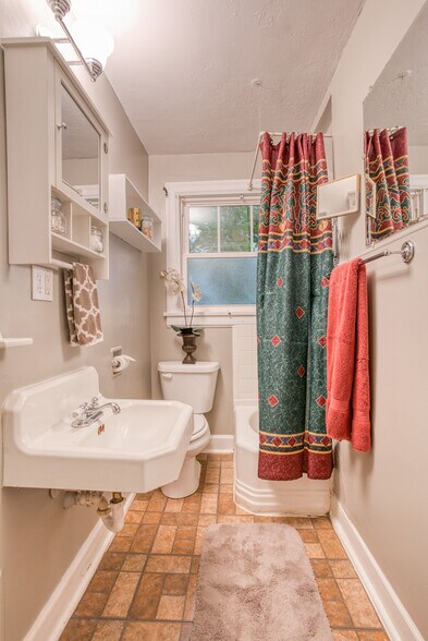 Upstairs Bathroom - 1000b Grandview Dr