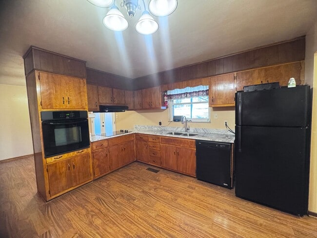 Building Photo - Friendsville 37737 - 3 bedroom, 2.5 bath home - Contact Jackie Mills (865) 748-2851