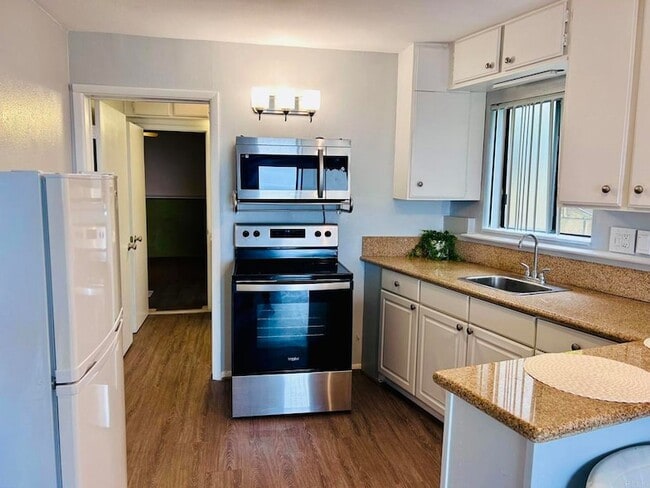 Building Photo - 25072 Alicia Dr