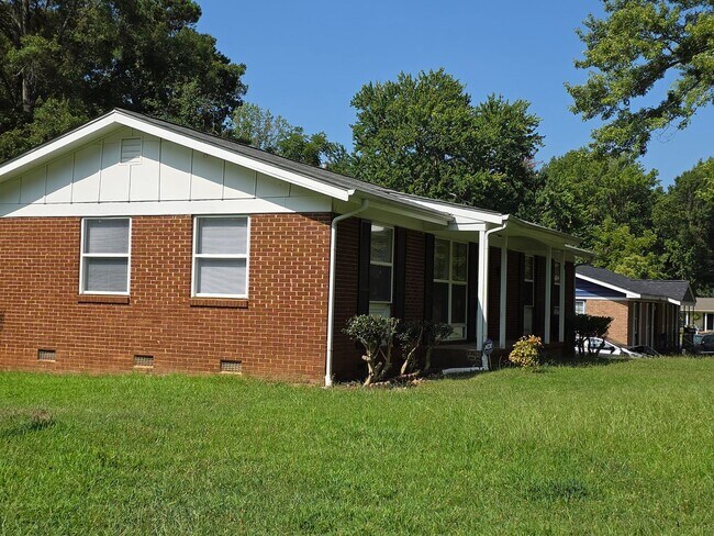 Building Photo - 4800 Crestmont Dr
