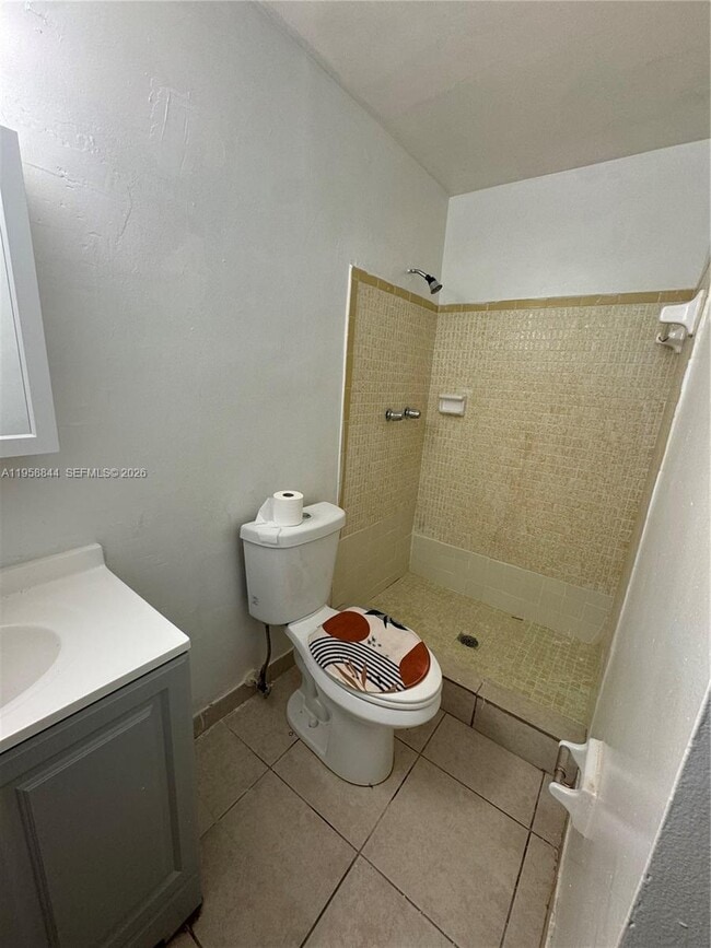 Building Photo - 2220 SW 46th Ct