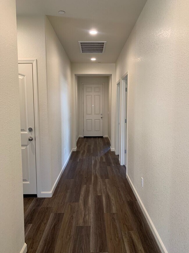 Building Photo - Spacious & Stylish 3 Bed, 2 Bath Home  Des...