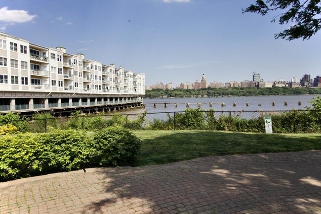 Building Photo - 340 The Promenade