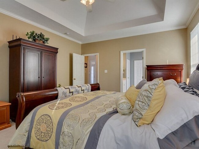 Building Photo - 5 bedroom, 3.5 bathroom home with pool in ...