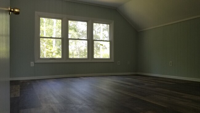 Building Photo - 5 bedroom / 4 bath home with a short drive to the beach!