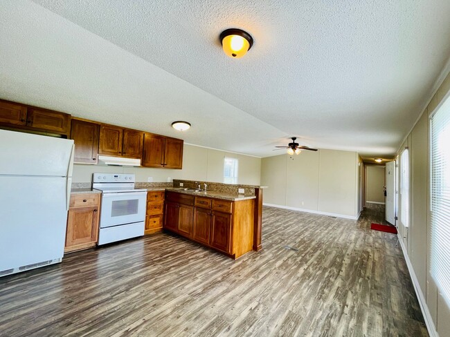 Building Photo - Move in ready!! Privacy and views galore w...