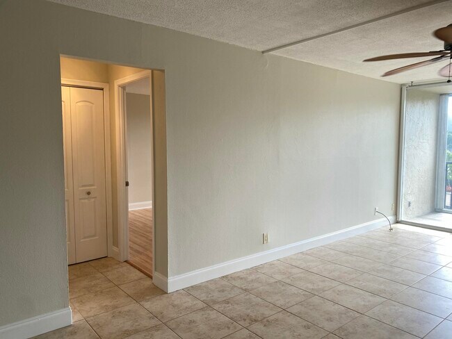 Building Photo - 4 Royal Palm Way