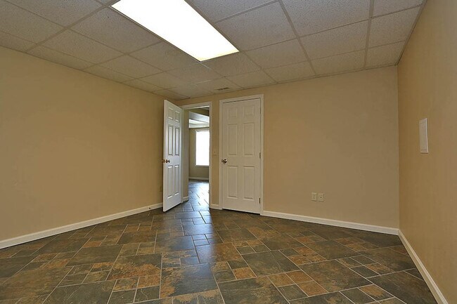 Building Photo - 4 Bedroom House Close to Campus