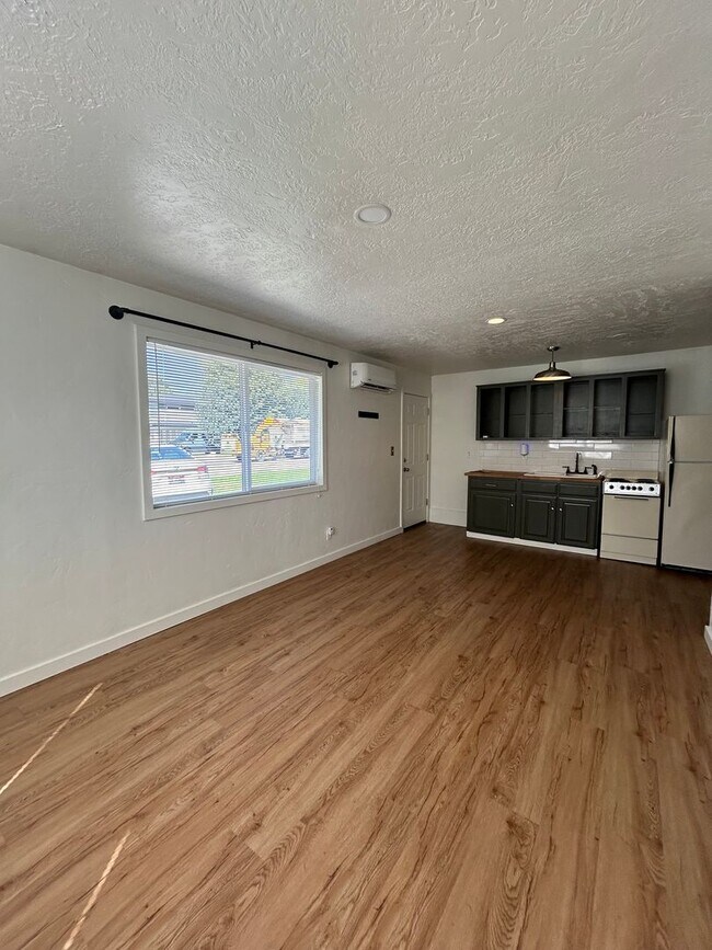 Building Photo - 3850 N Collister Dr