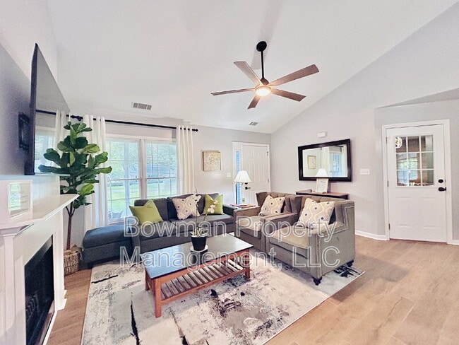 Building Photo - 255 Camelot Dr
