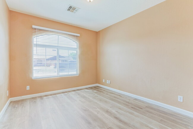 Building Photo - 527 N Bailey Cir