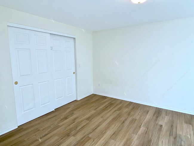 Building Photo - 2BR - 1.5BA Townhouse Living in the Heart ...