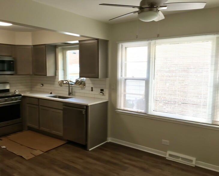 Newly remodeled kitchen/ Eat in kitchen - 5338 W Sunnyside Ave