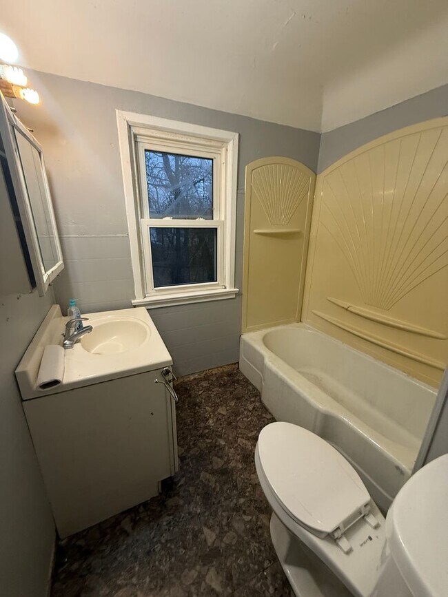 Building Photo - Lee/Harvard Single Home