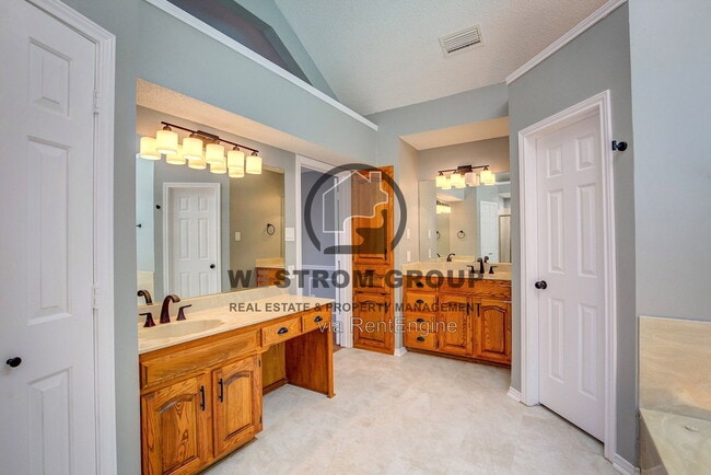 Building Photo - 3914 Meadow Dr