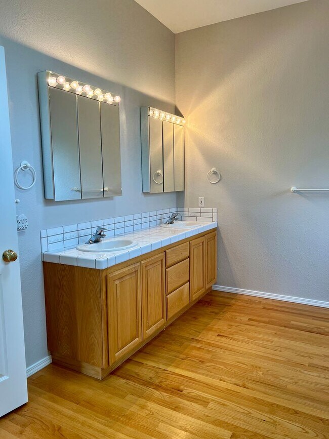 Building Photo - Spacious, Well-Appointed home in a Highly Desirable Location!