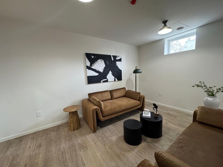 Building Photo - West View Towers