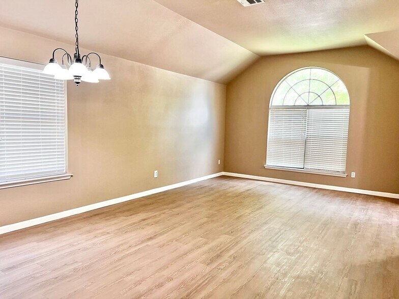 Building Photo - 2513 Slalom Dr