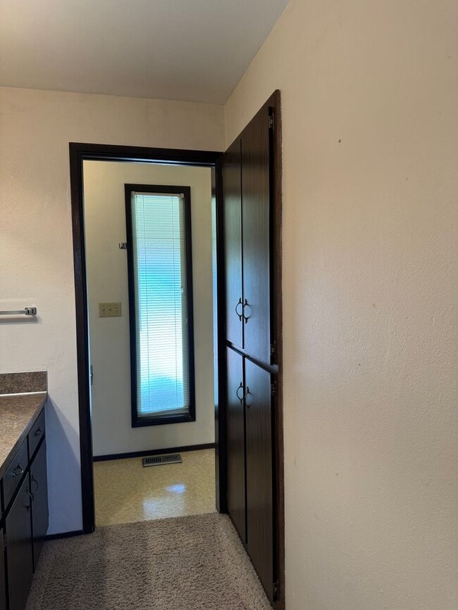 Building Photo - 3 bedroom 2.5 bathroom duplex off Coburg Rd.