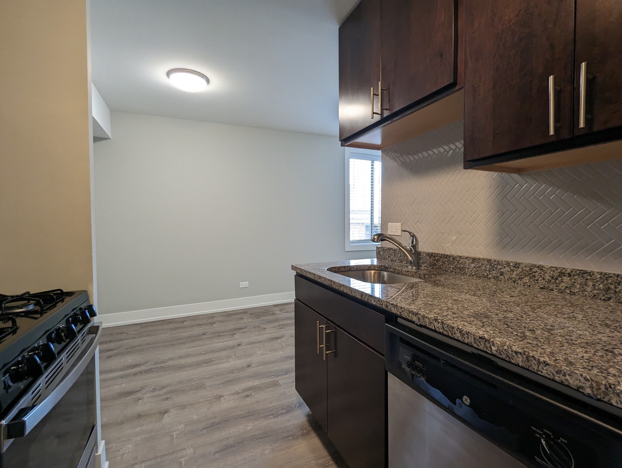 Building Photo - 542 W Surf St