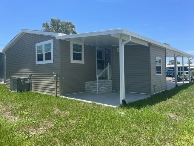 Building Photo - 906 Guadeloupe W