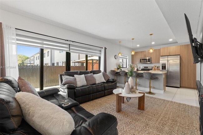 Building Photo - 206 NW 11th Ct